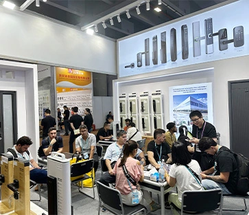 SmarTech appeared at the 136th Canton Fair to show the world the new smart door & lock